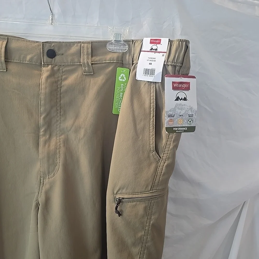 Wrangler Men's Performance Relaxed Fit‎ Shorts with Utility Pocket Flex Waist 44